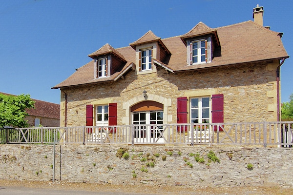 Foto van Elegante villa in Saint-Médard - Vakantiehuis in St. Medard D'excideuil - ExteriorSummer