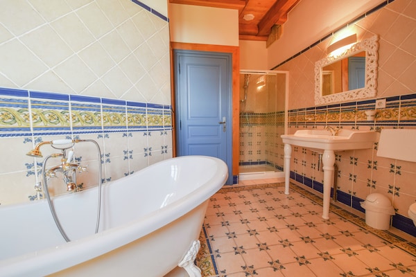 Foto van Elegante villa in Saint-Médard - Vakantiehuis in St. Medard D'excideuil - BathRoom
