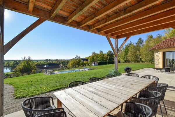 Foto van Charme en comfort in de Dordogne - Vakantiehuis in St. Medard D'excideuil - TerraceBalcony