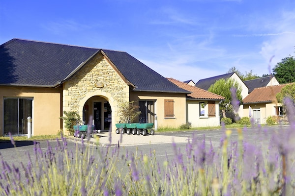 Foto van Appartement in Frankrijk met Uitzicht op Zwembad - Vakantiehuis in Montignac - HallReception