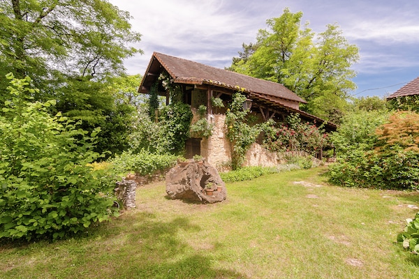 Foto van Charmant Landgoed Dordogne met Zwembad - Vakantiehuis in Les Eyzies-De-Tayac-Sireuil - ExteriorSummer