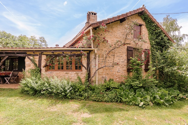 Foto van Charmant Landgoed Dordogne met Zwembad - Vakantiehuis in Les Eyzies-De-Tayac-Sireuil - ExteriorSummer