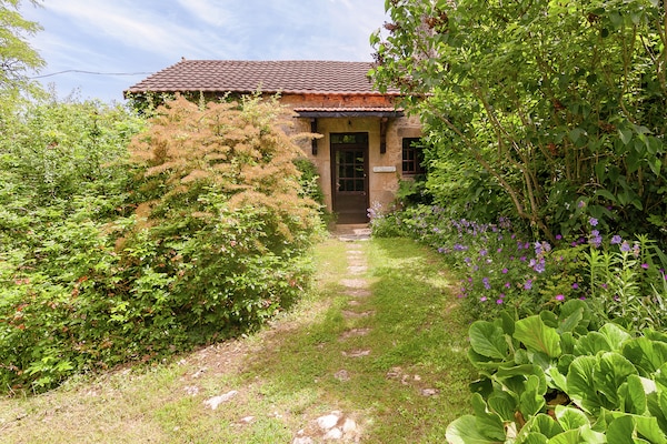 Foto van Charmant Landgoed Dordogne met Zwembad - Vakantiehuis in Les Eyzies-De-Tayac-Sireuil - ExteriorSummer