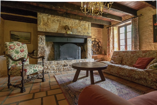 Foto van Charmant Landgoed Dordogne met Zwembad - Vakantiehuis in Les Eyzies-De-Tayac-Sireuil - LivingRoom