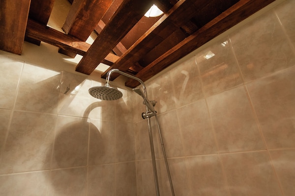 Foto van Charmant Landgoed Dordogne met Zwembad - Vakantiehuis in Les Eyzies-De-Tayac-Sireuil - BathRoom