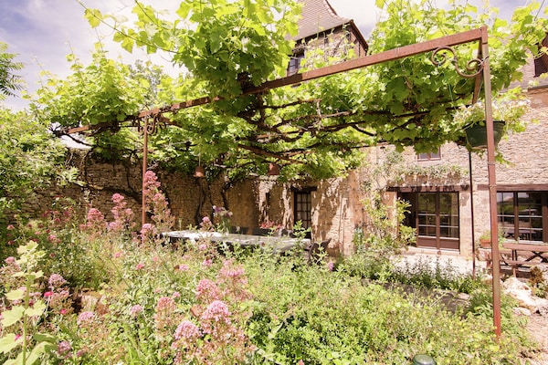 Foto van Charmant Landgoed Dordogne met Zwembad - Vakantiehuis in Les Eyzies-De-Tayac-Sireuil - TerraceBalcony