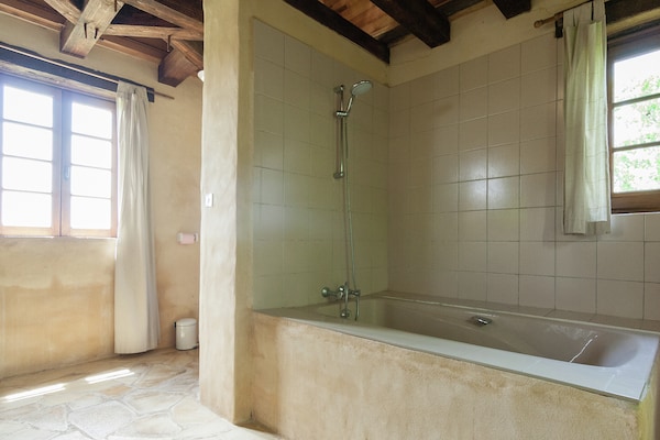 Foto van Charmant Landgoed Dordogne met Zwembad - Vakantiehuis in Les Eyzies-De-Tayac-Sireuil - BathRoom