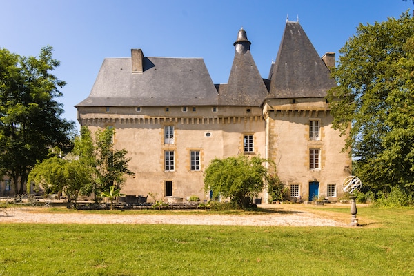 Foto van Cottage in Chaleix bij bos en meer - Vakantiehuis in Chalais - ExteriorSummer