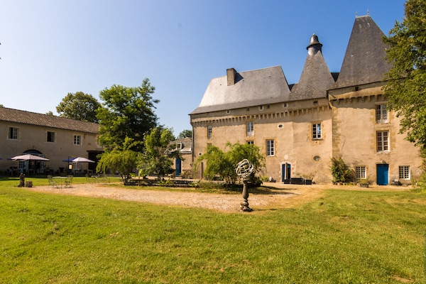 Foto van Cottage in Chaleix bij bos en meer - Vakantiehuis in Chalais - ExteriorSummer