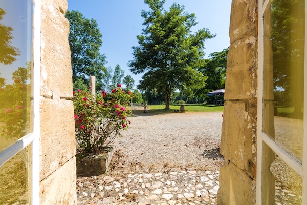 Foto van Cottage in Chaleix bij bos en meer - Vakantiehuis in Chalais - ViewSummer