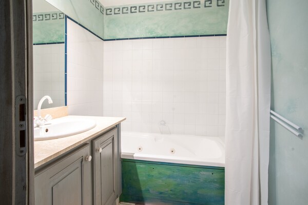 Foto van Villa in Grimaud bij Tennisbaan & Zwembad - Vakantiehuis in Montbrun les Bains - BathRoom
