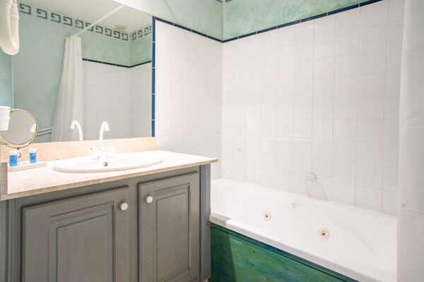 Foto van Villa in Grimaud bij Tennisbaan & Zwembad - Vakantiehuis in Montbrun les Bains - BathRoom