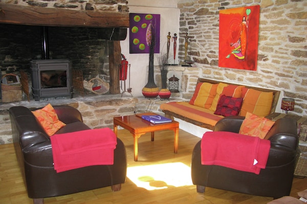 Foto van Familie vakantiehuis met zwembad - Vakantiehuis in Coray - LivingRoom