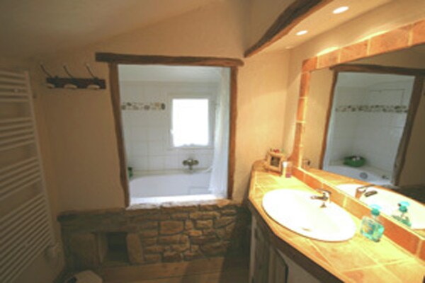 Foto van Familie vakantiehuis met zwembad - Vakantiehuis in Coray - BathRoom