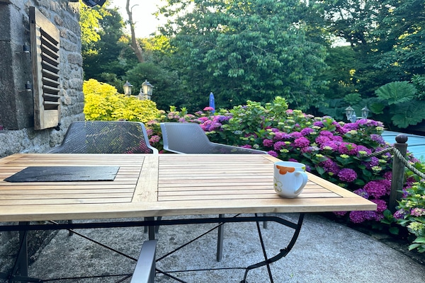 Foto van Familie vakantiehuis met zwembad - Vakantiehuis in Coray - TerraceBalcony