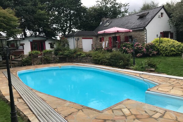 Foto van Familie vakantiehuis met zwembad - Vakantiehuis in Coray - PoolOfHouse