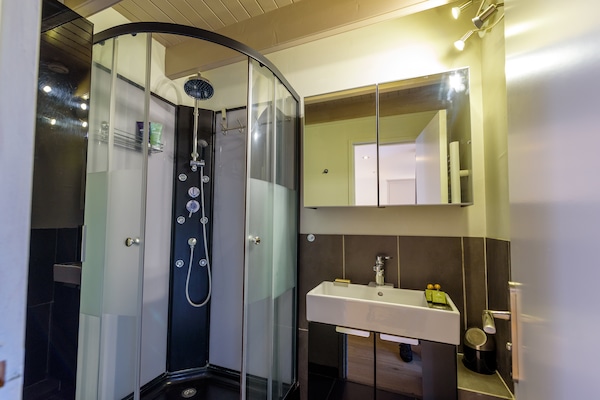 Foto van Ruim vakantiehuis met verwarmd binnenzwembad - Vakantiehuis in Plouguin - BathRoom