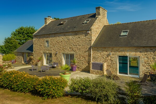 Foto van Ruim vakantiehuis met verwarmd binnenzwembad - Vakantiehuis in Plouguin - ExteriorSummer