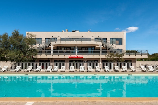 Foto van Appartement met uitzicht op het zwembad bij de Franse jachthaven - ExteriorSummer