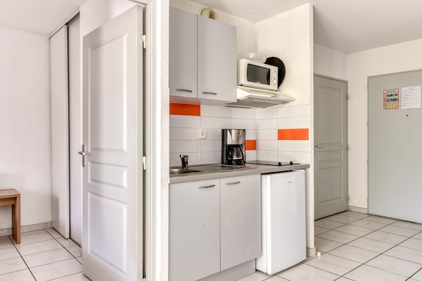 Foto van Appartement met uitzicht op het zwembad bij de Franse jachthaven - Kitchen