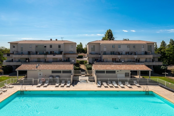 Foto van Appartement met uitzicht op het zwembad bij de Franse jachthaven - PoolOfHouse