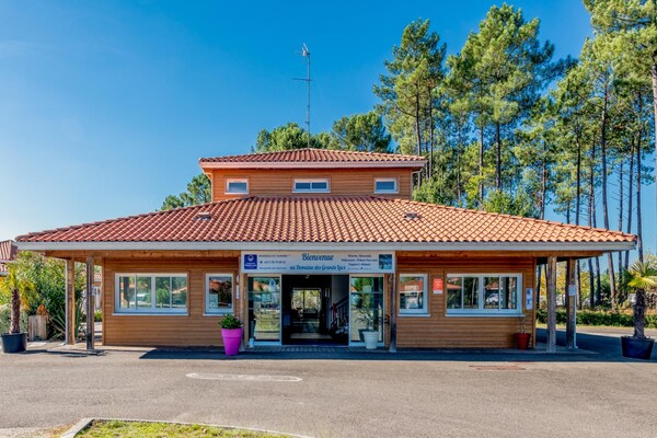 Foto van Appartement met toegang tot het zwembad - Vakantiehuis in Parentis-en-Born - ExteriorSummer