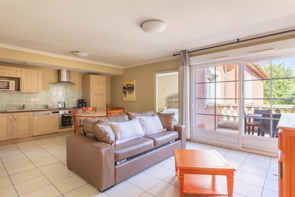Foto van Appartement met 2 slaapkamers vlakbij het meer van Saint-Cassien - LivingRoom