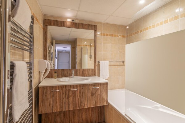 Foto van Appartement met 2 slaapkamers vlakbij het meer van Saint-Cassien - BathRoom