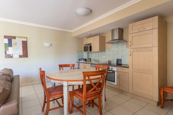 Foto van Appartement met 2 slaapkamers vlakbij het meer van Saint-Cassien - DiningRoom