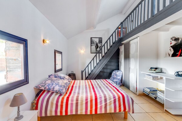 Foto van Landelijk gelegen vakantiehuis met zwembad - Vakantiehuis in RENAISON - BedRoom