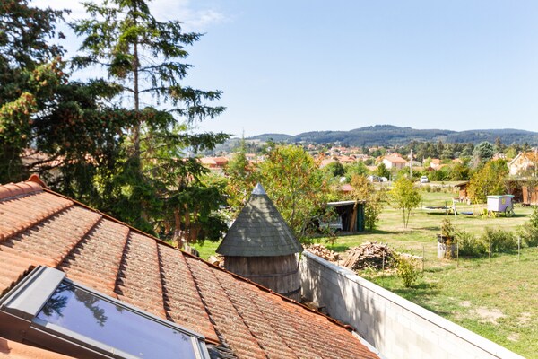 Foto van Landelijk gelegen vakantiehuis met zwembad - Vakantiehuis in RENAISON - ViewSummer