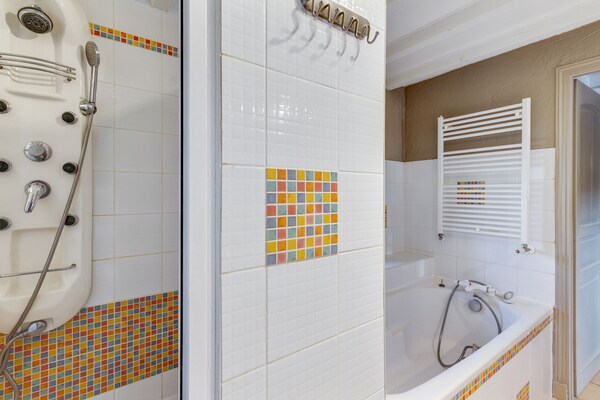 Foto van Landelijk gelegen vakantiehuis met zwembad - Vakantiehuis in RENAISON - BathRoom