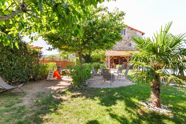 Foto van Landelijk gelegen vakantiehuis met zwembad - Vakantiehuis in RENAISON - GardenSummer