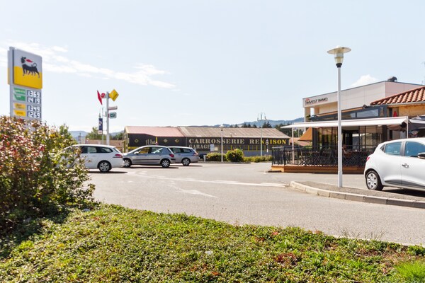 Foto van Landelijk gelegen vakantiehuis met zwembad - Vakantiehuis in RENAISON - AreaSummer1KM