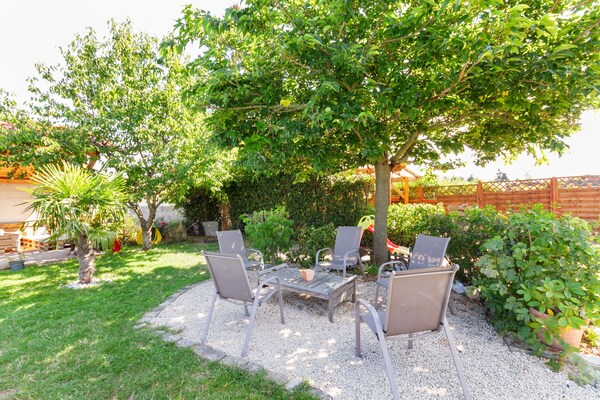 Foto van Landelijk gelegen vakantiehuis met zwembad - Vakantiehuis in RENAISON - GardenSummer