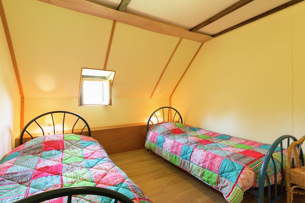 Foto van Vakantiehuis en stacaravan met ruime tuin - Vakantiehuis in Gouvets - BedRoom