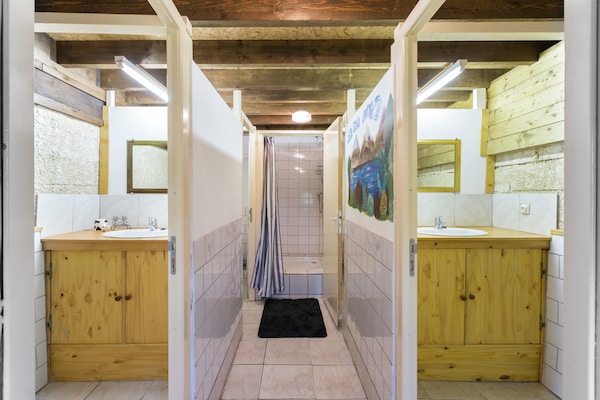 Foto van Vakantiehuis en stacaravan met ruime tuin - Vakantiehuis in Gouvets - BathRoom