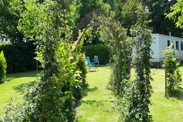 Foto van Vakantiehuis en stacaravan met ruime tuin - Vakantiehuis in Gouvets - ExteriorSummer