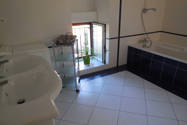 Foto van Familie-uitje met terras - Vakantiehuis in Montgothier - BathRoom