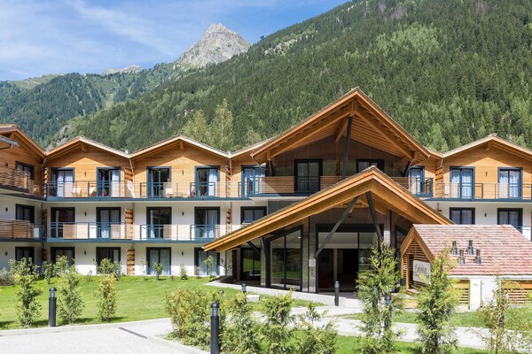 Foto van Alpine Escape met zwembad en uitzicht - Vakantiehuis in Chamonix mont blanc - ExteriorSummer