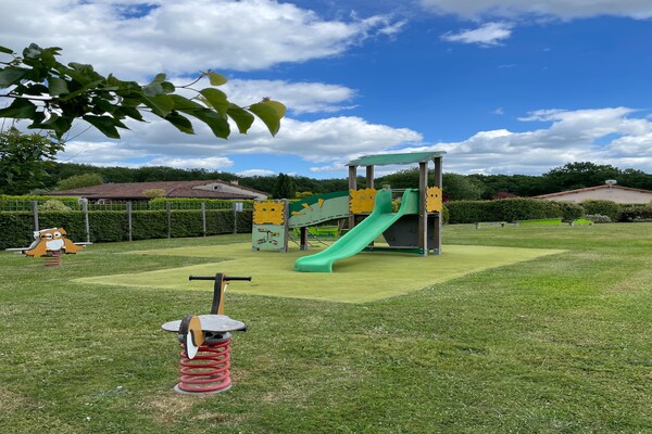 Foto van Ruime villa met privétuin, gedeeld zwembad en naast een 27-holes golfresort - ParkFacilities