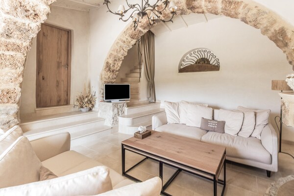 Foto van Voormalige schaapskooi met zwembad in Cotignac - Vakantiehuis in Cotignac - LivingRoom