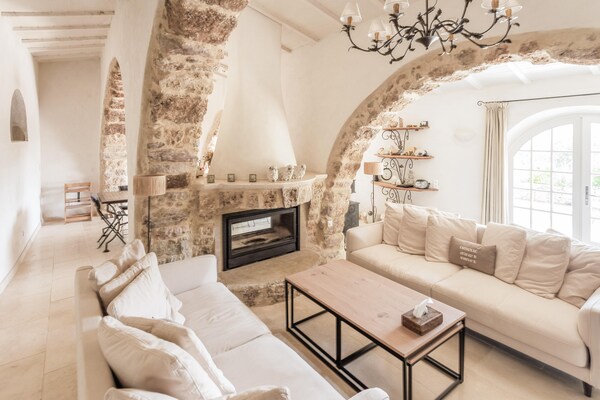 Foto van Voormalige schaapskooi met zwembad in Cotignac - Vakantiehuis in Cotignac - LivingRoom