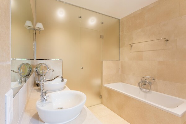 Foto van Voormalige schaapskooi met zwembad in Cotignac - Vakantiehuis in Cotignac - BathRoom