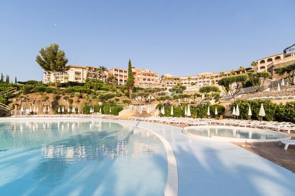 Foto van Appartement aan Côte d'Azur met zwembaden - Vakantiehuis in Saint-Raphaël - 
