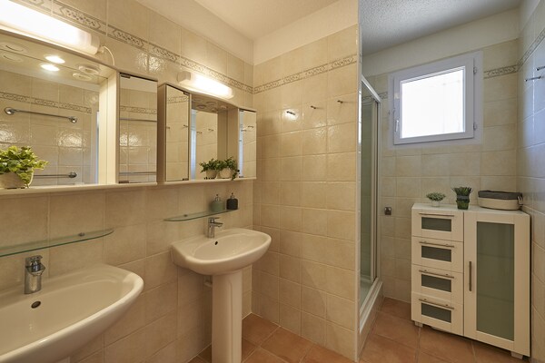 Foto van Vriendelijke Villa Escape - Vakantiehuis in Nans-Les-Pins - BathRoom