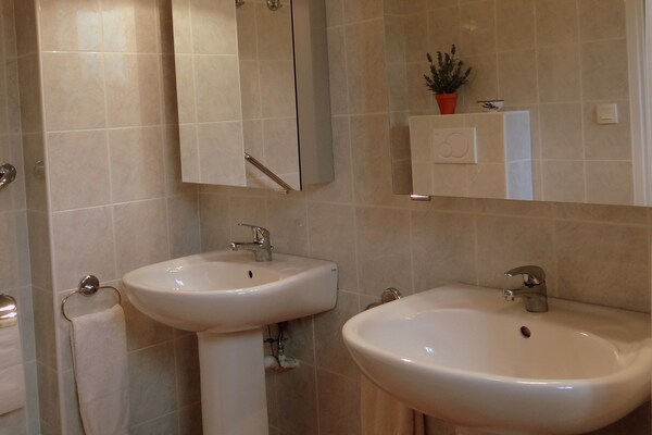 Foto van Vriendelijke Villa Escape - Vakantiehuis in Nans-Les-Pins - BathRoom