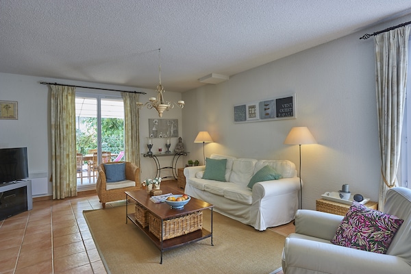 Foto van Vriendelijke Villa Escape - Vakantiehuis in Nans-Les-Pins - LivingRoom