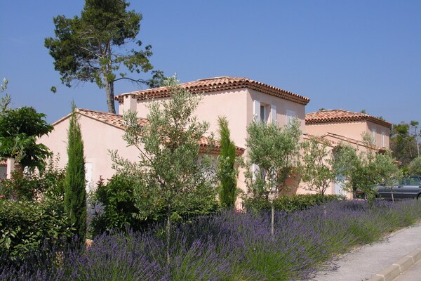Foto van Vriendelijke Villa Escape - Vakantiehuis in Nans-Les-Pins - ExteriorSummer