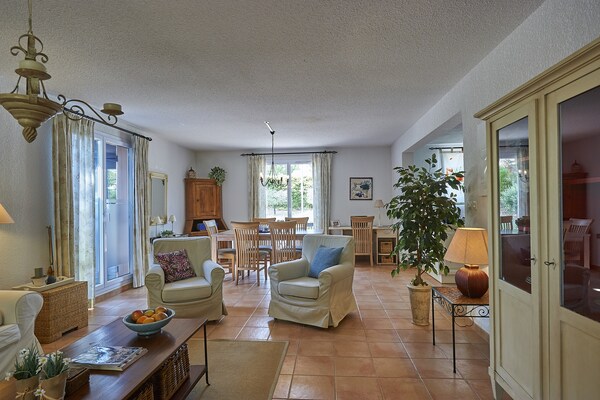 Foto van Vriendelijke Villa Escape - Vakantiehuis in Nans-Les-Pins - LivingRoom